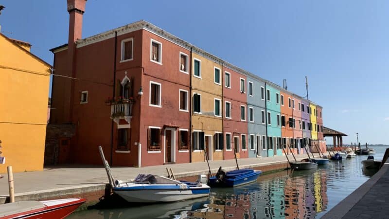 Burano, l’isola dove si infrangono i colori dell’arcobaleno – Venezia