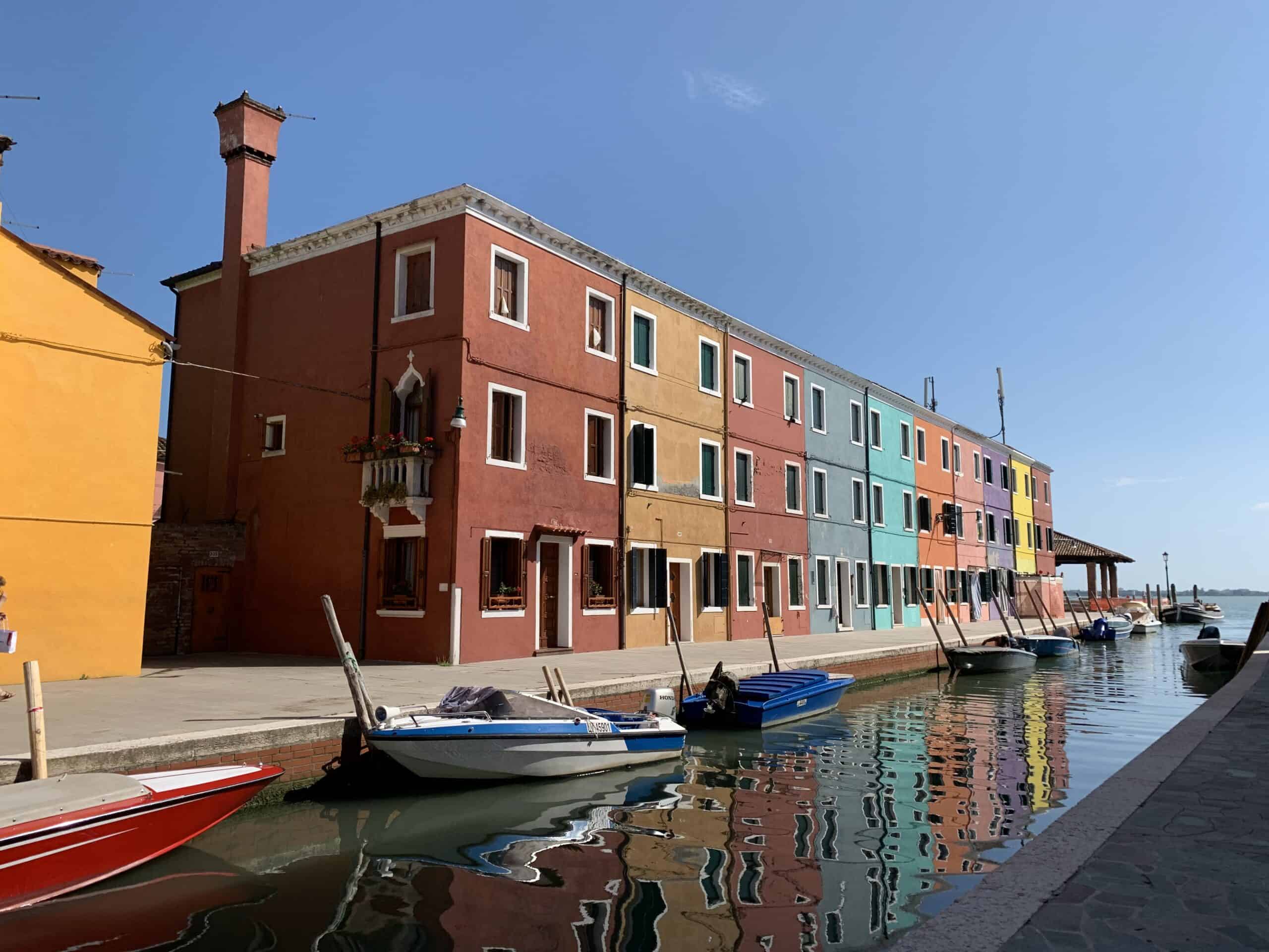Burano, l’isola dove si infrangono i colori dell’arcobaleno – Venezia