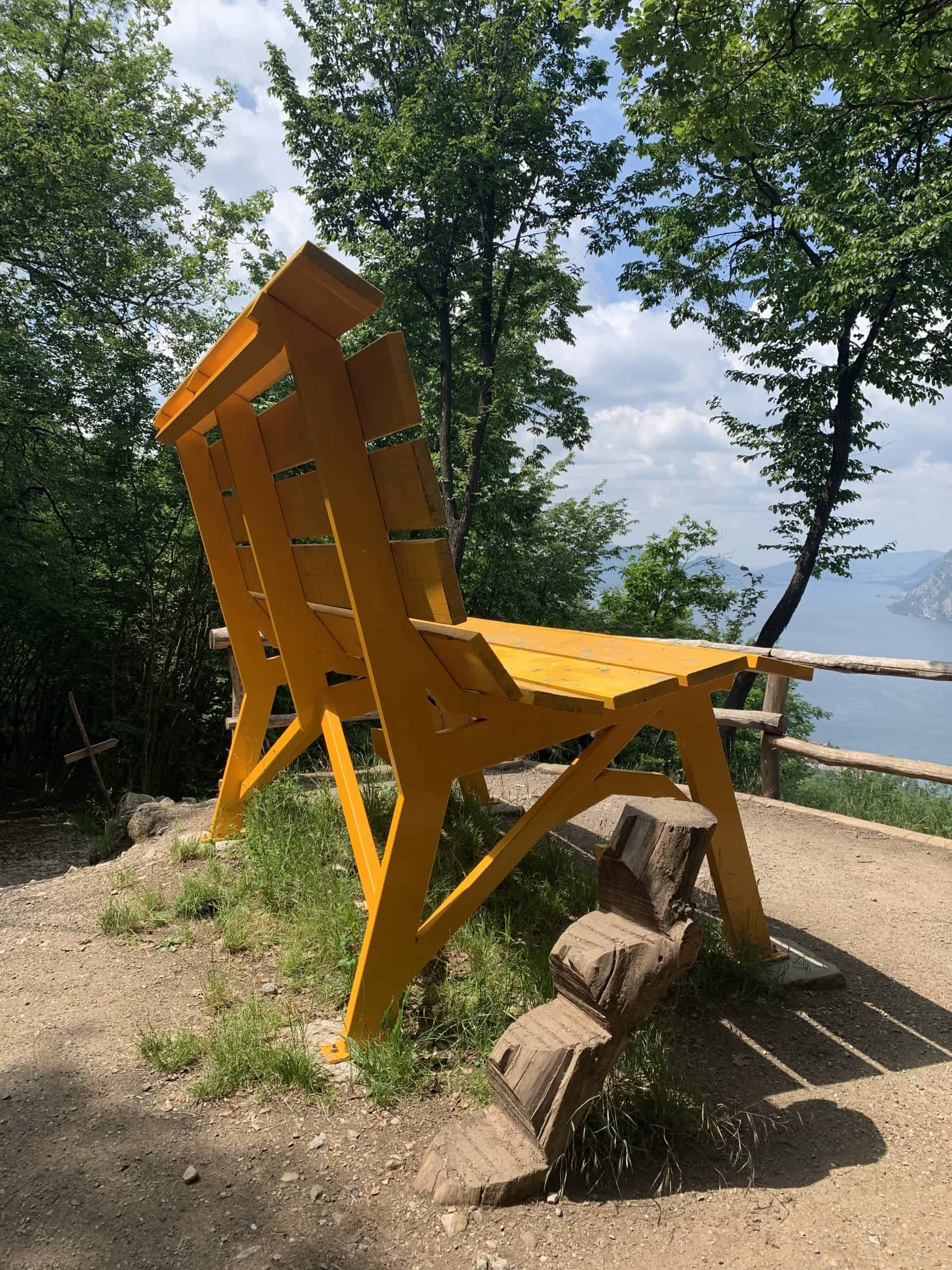 The giant benches on Lake Iseo – Brescia