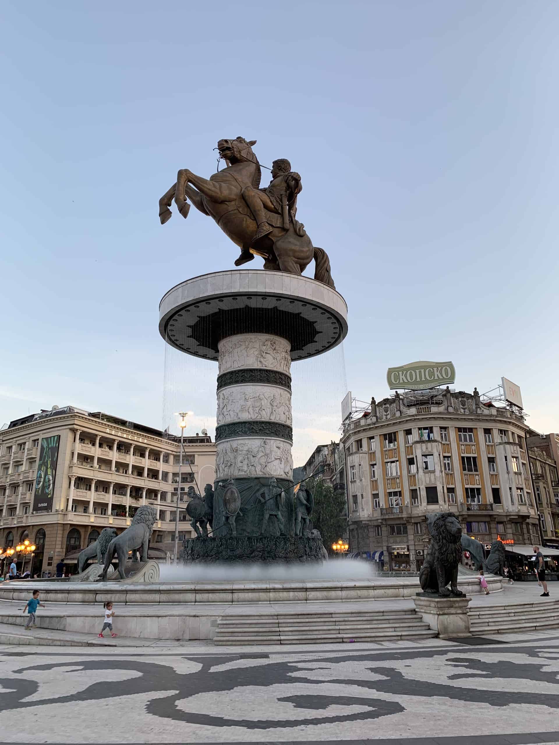 Piazza Macedonia e Ponte di Pietra – Skopje