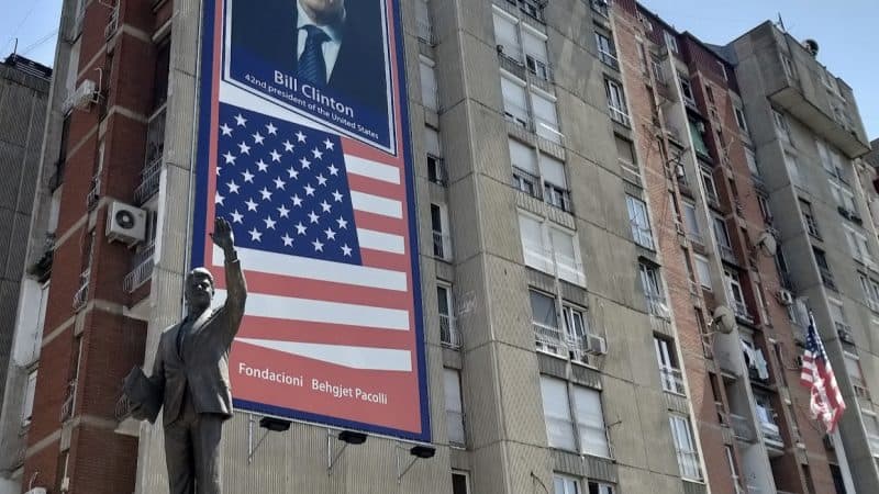 Статуя Билла Клинтона, Булеварди и собор Нене Тереза — Приштина ￼