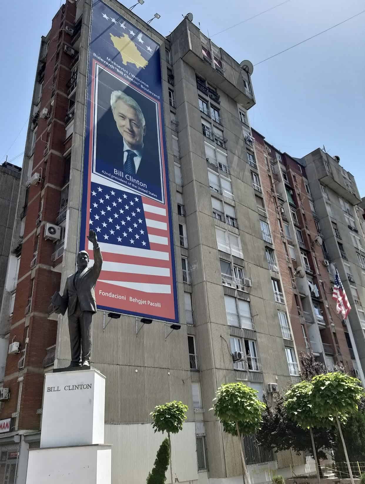 Statua di Bill Clinton, Bulevardi e Cattedrale Nënë Tereza – Pristina ￼